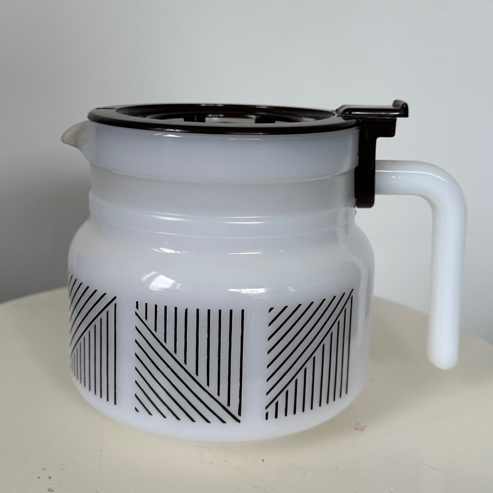 Arc milk glass coffee carafe - vintage - France - 48 fl oz